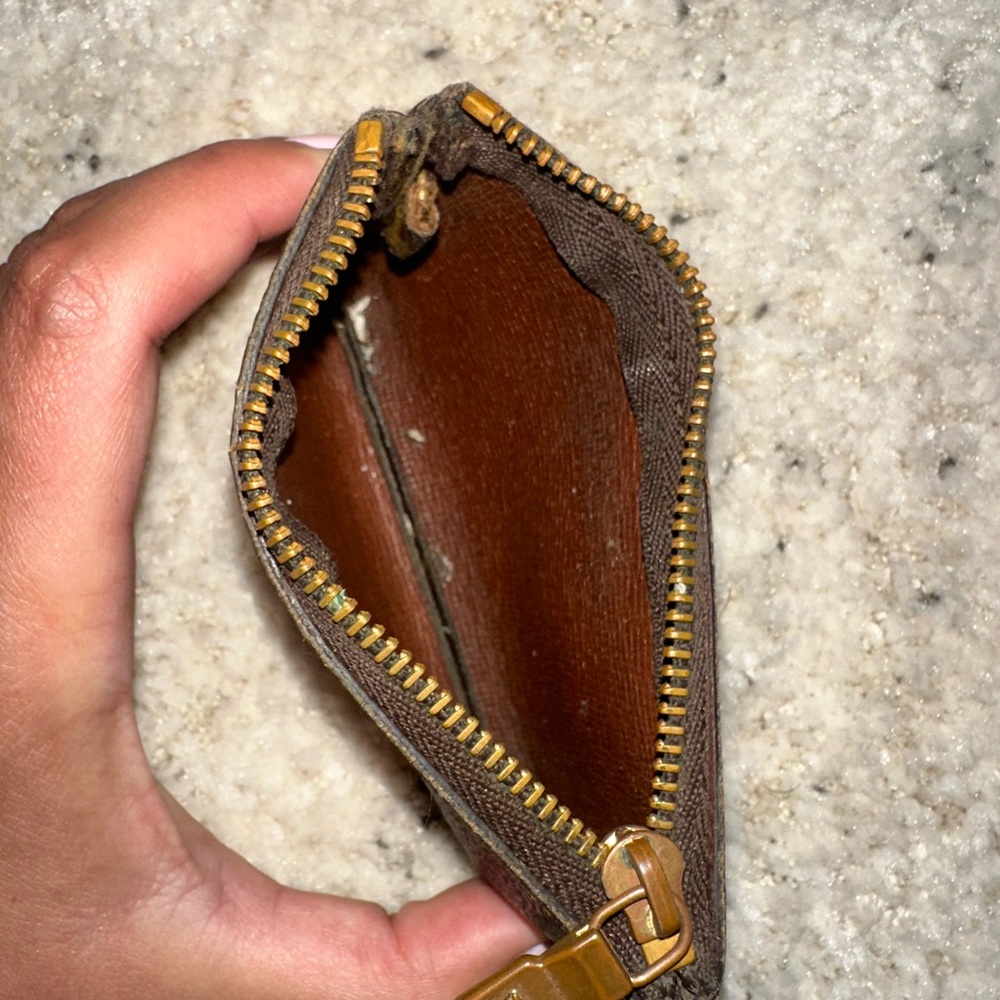 Louis Vuitton Monogram Key Pouch - Authentic - Picture 4 of 5
